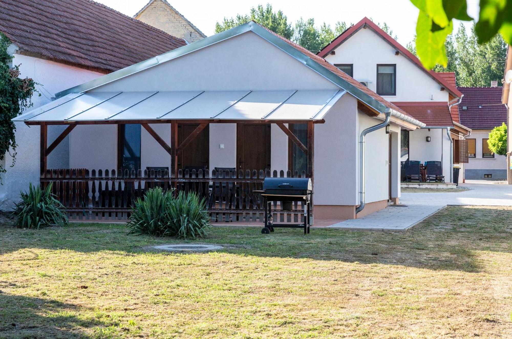 Park Apartman Sarrod エクステリア 写真