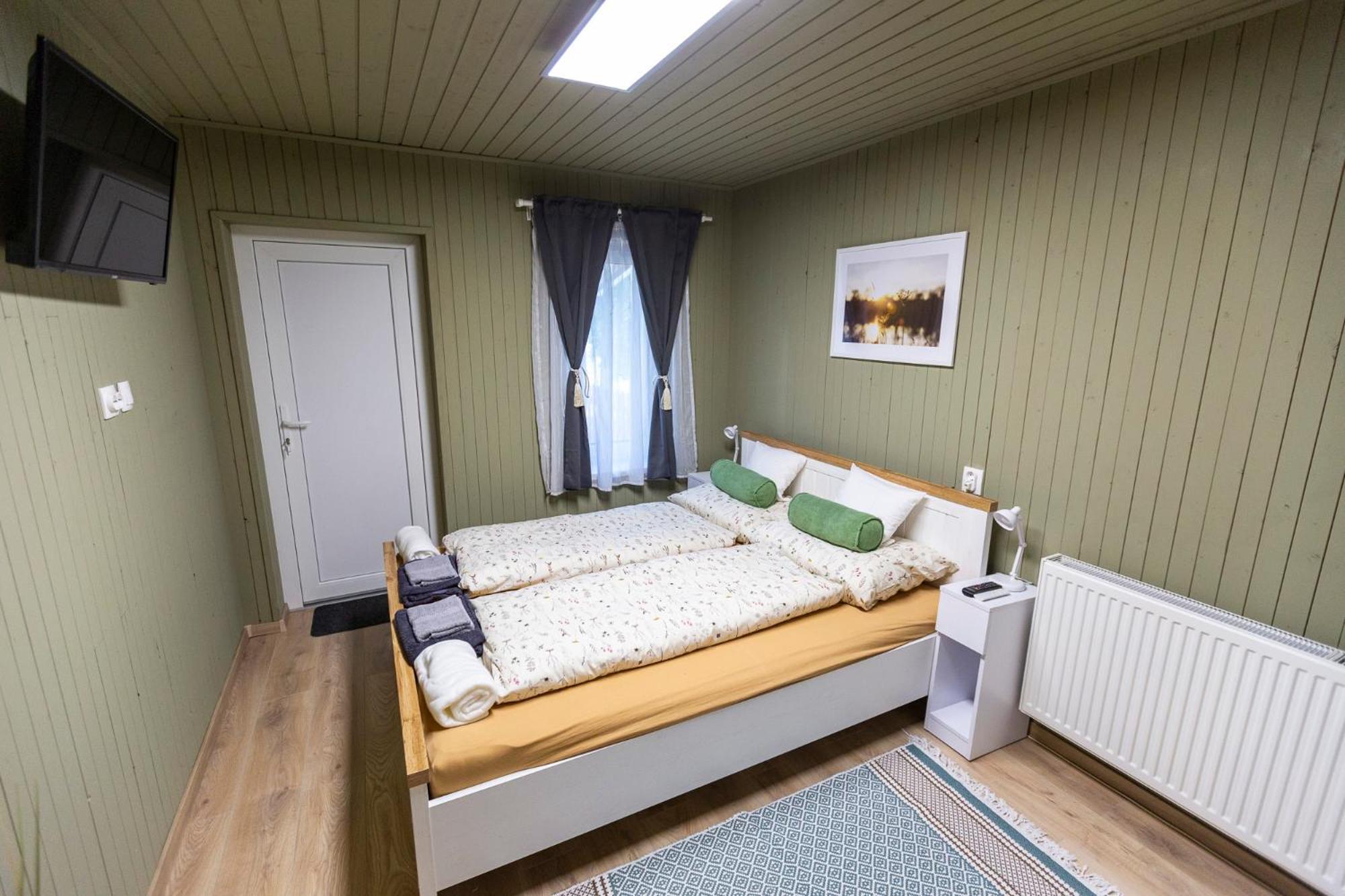 Park Apartman Sarrod エクステリア 写真